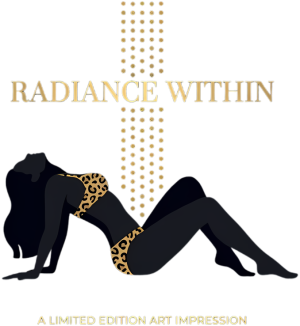 Nadruk Radiance Within – Czarna Sylwetka Kobiety, Złota Panterka & Glamour Art Impression - nadruk
